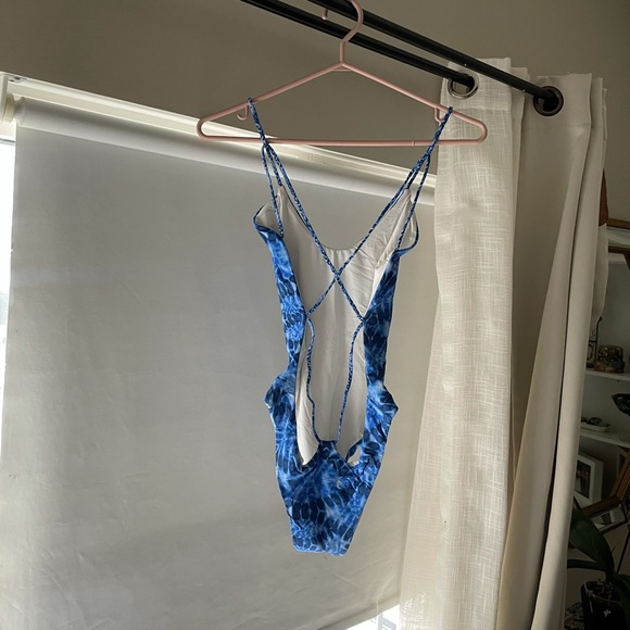 L Space Reversible Pool Blue and White One Piece - Picture 3 of 4